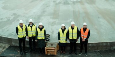 Saarde tuulepargi nurgakivi panek.
Fotol: Keskkonnaameti juht Rainer Vakra, Utilitase kontserni juht Priit Koit, majandus- ja taristuminister Riina Sikkut, Saarde vallavanem Külli Karu, Utilitas Wind juhatuse liige Rene Tammist, Verstoni juhatuse liige Veiko Veskimäe